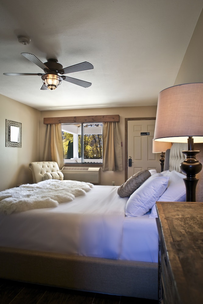 24 Carriage House - 1 King Bed, Jetted Tub