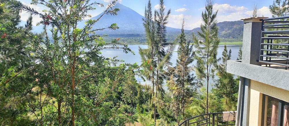 Standard Double Room Single Use, 1 Bedroom, Balcony, Lake View photo 3