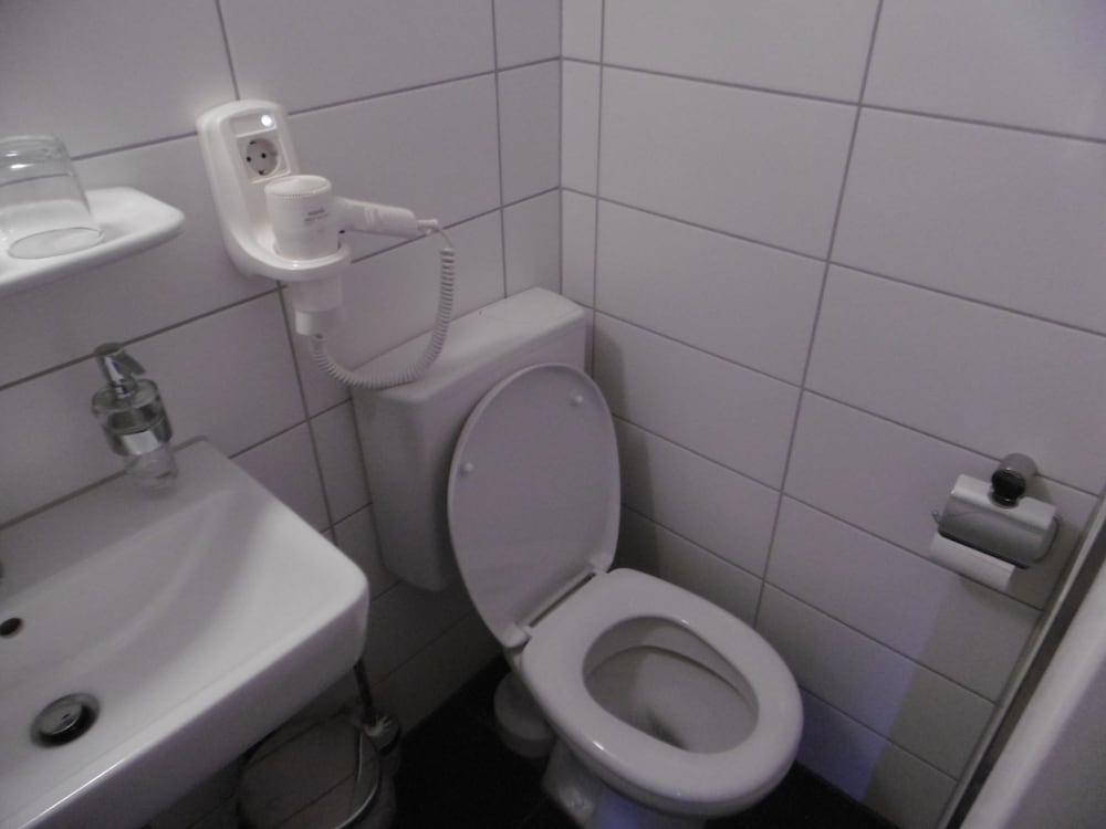 Standard Double Room, Private Bathroom - Photo 5