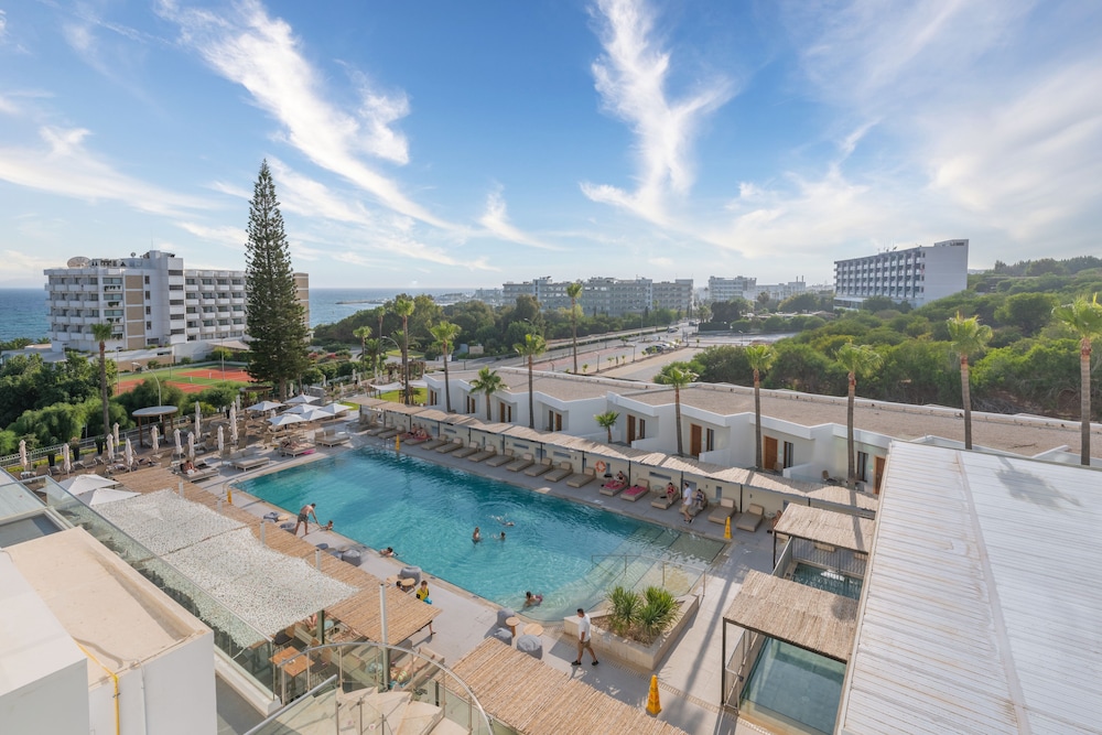 Standard Double or Twin Room, Partial Sea View - Photo 11