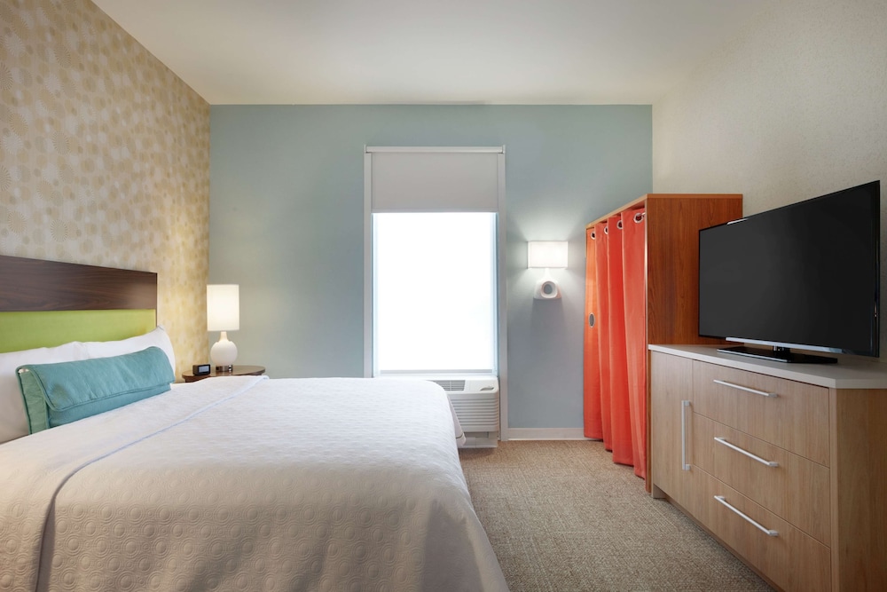 Suite, 1 King Bed, Accessible, Non Smoking (Roll-in Shower) photo 3