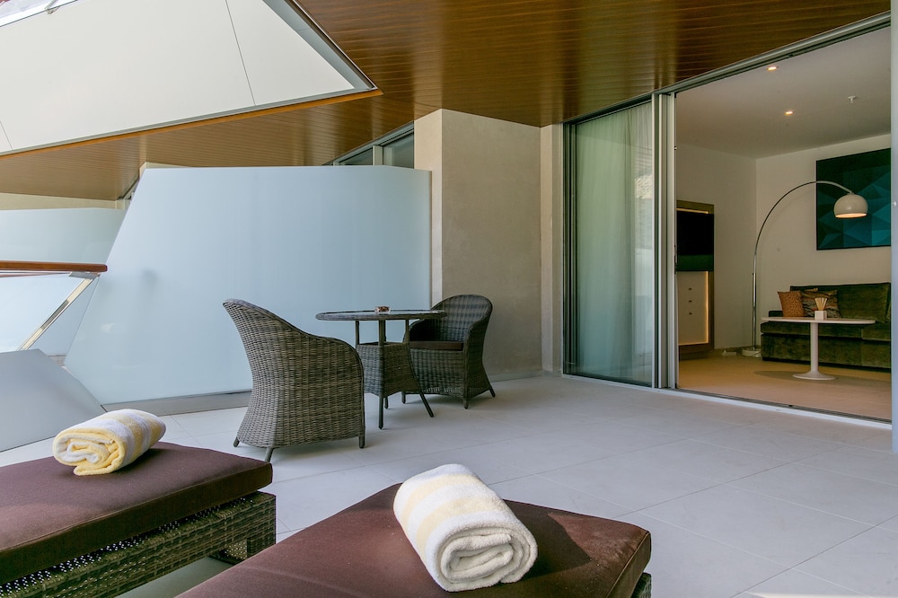 Suite, 2 Bedrooms, Balcony, Pool View