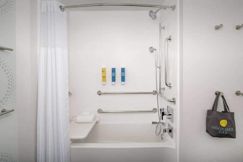 Room, 1 King Bed, Accessible, Bathtub - Photo 4