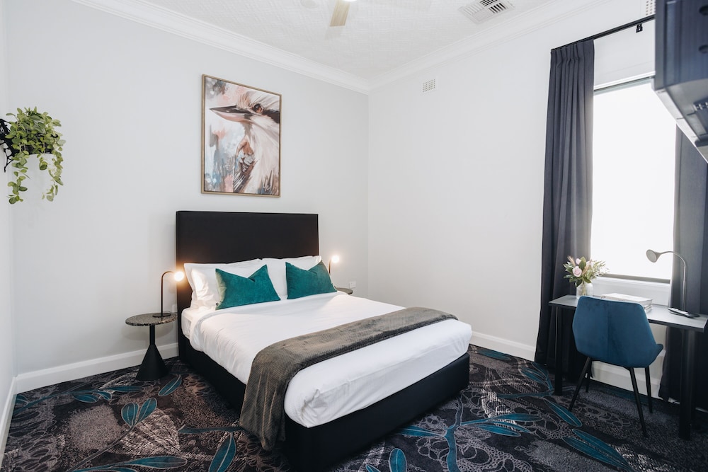Deluxe Studio Suite, 1 Queen Bed, Private Bathroom photo 2