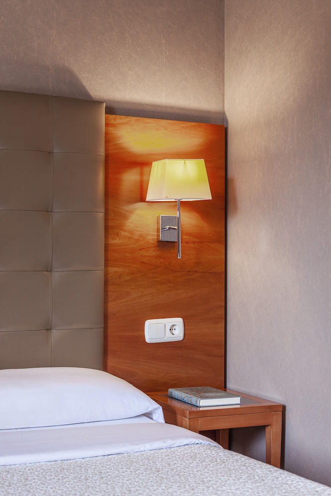 Twin Room - Photo 7