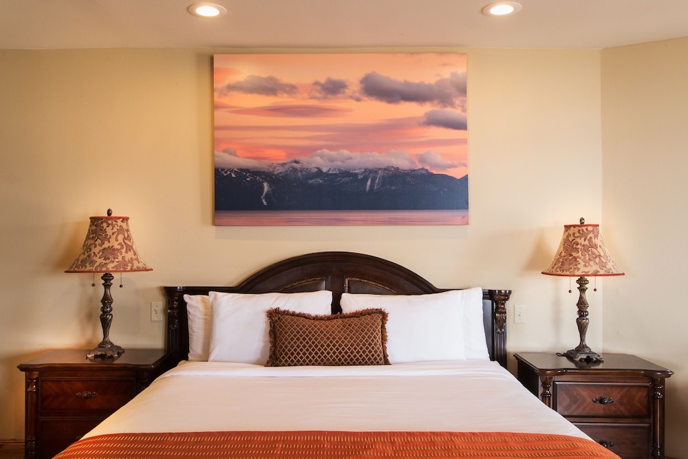Standard Room, 1 King Bed, Lakeside photo 3