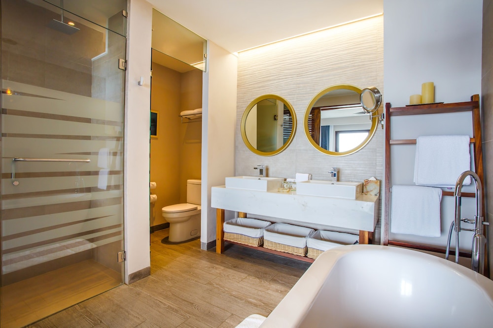 Lush Suite, Component 2 Bedrooms, 1 King Bed, Adults Only (Garden View) - Photo 10