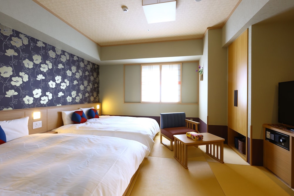 Corner Twin Room, Non Smoking No Housekeeping - Photo 2