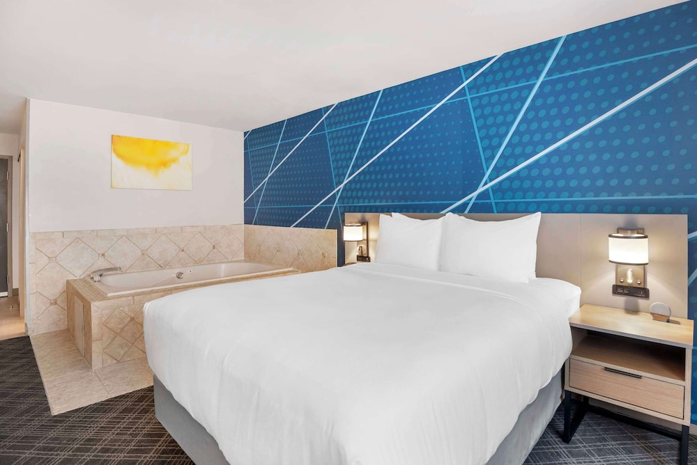 Room, 1 Queen Bed, Non Smoking, Jetted Tub (Upgrade) photo 1