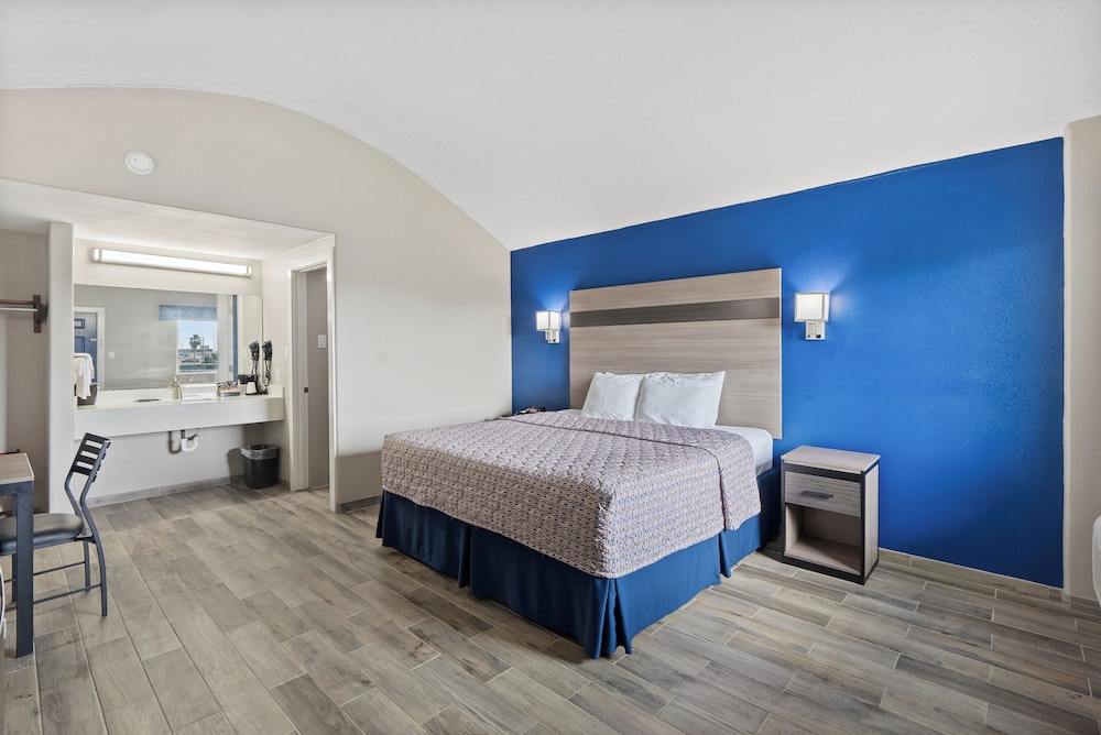 Standard Room, 1 King Bed, Non Smoking, Ground Floor - Photo 4