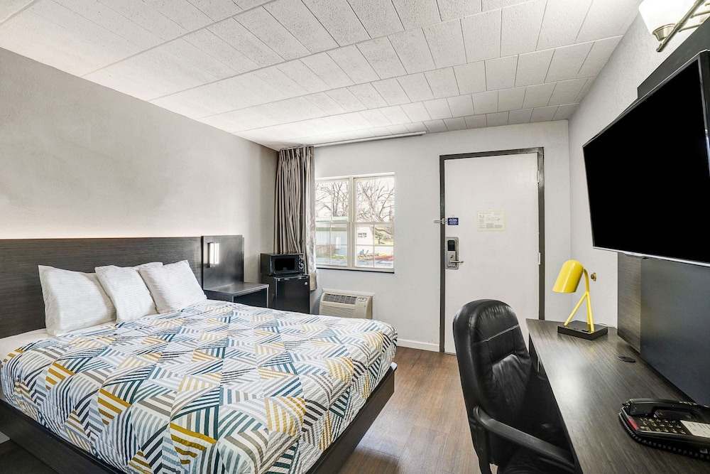 Standard Room, 1 Queen Bed, Non Smoking, Refrigerator & Microwave - Photo 3