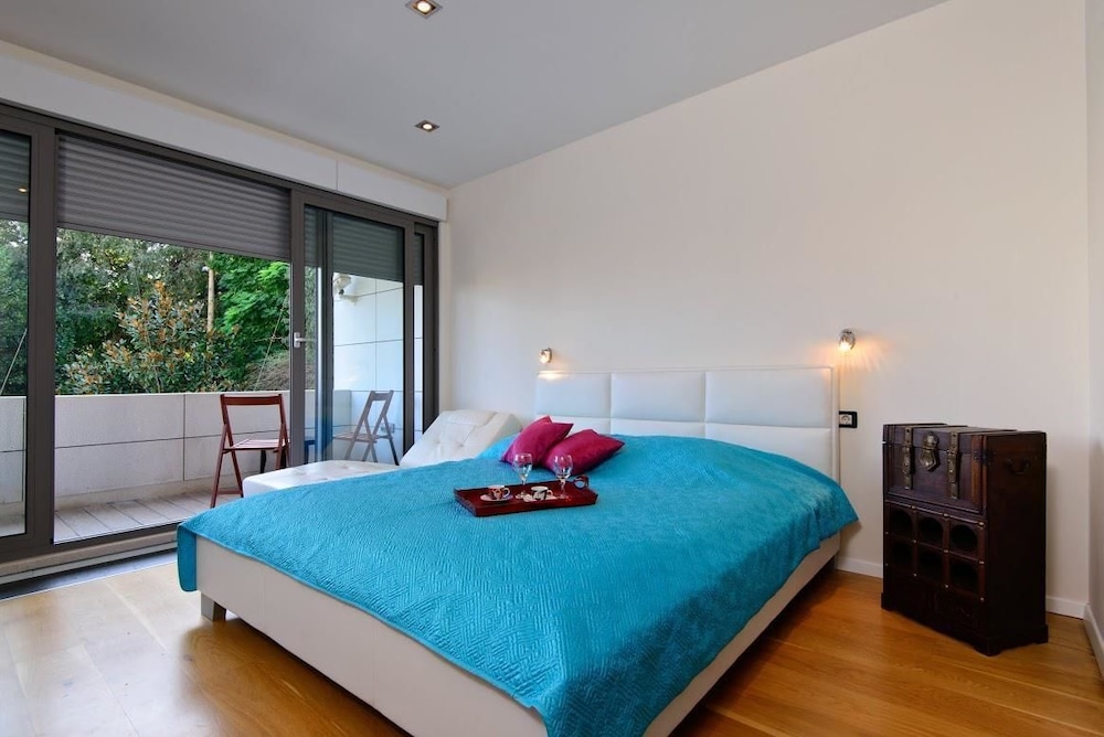 Villa, Multiple Beds