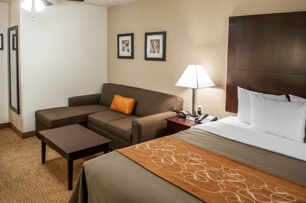 Suite, 1 King Bed, Accessible, Non Smoking photo 3