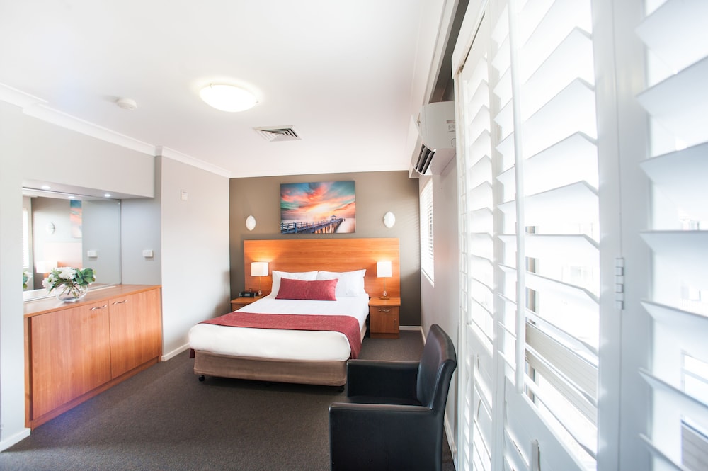 Business Suite, Pool View photo 2