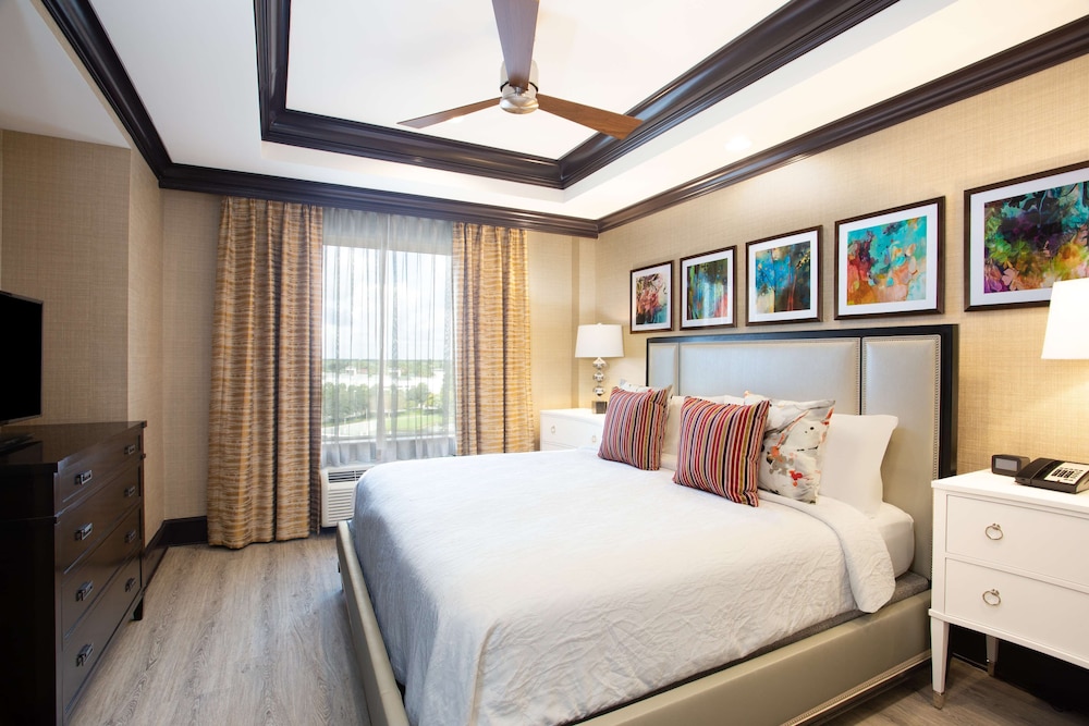 Deluxe Suite, One King Bed - Photo 3