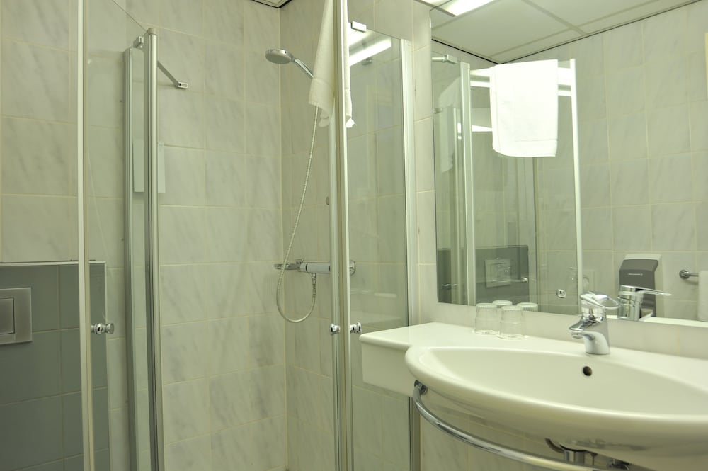Double or Twin Room - Photo 4