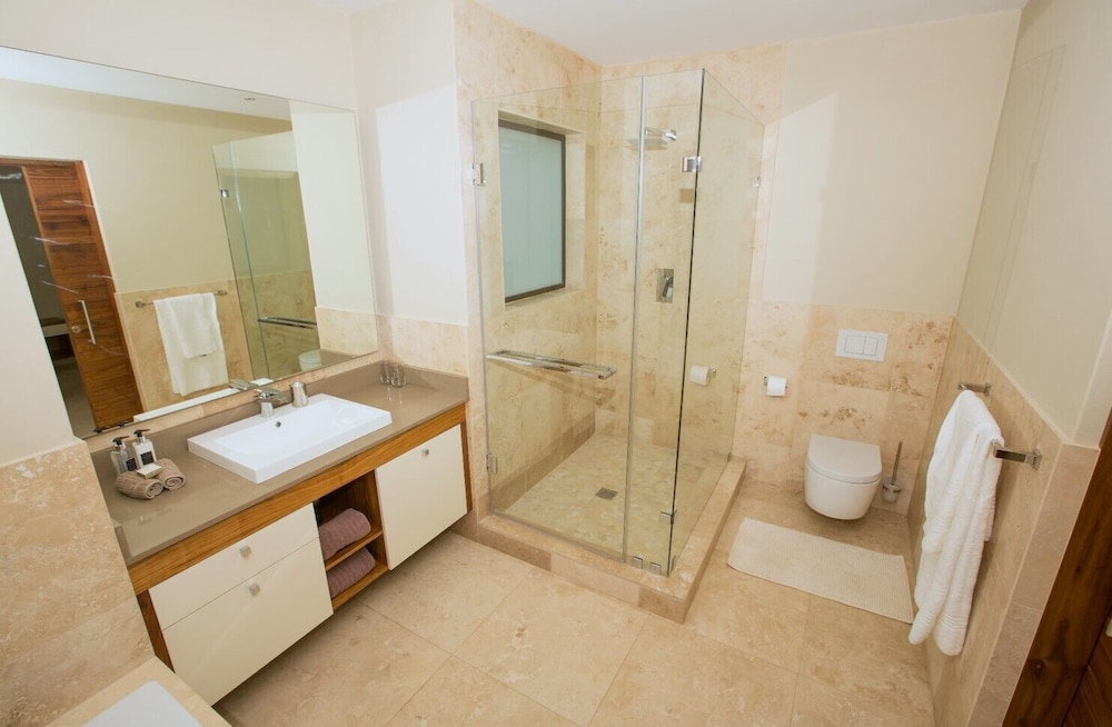 Standard Double Room, 1 King Bed (Luxury King Room ) photo 2