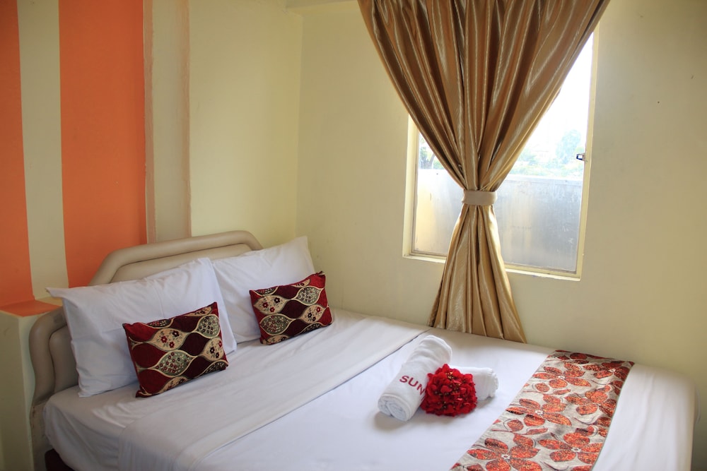 Deluxe with Window - Photo 3