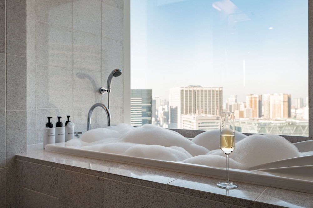 Premium Room, 1 King Bed, Club Lounge Access (Luxury Bath, View)