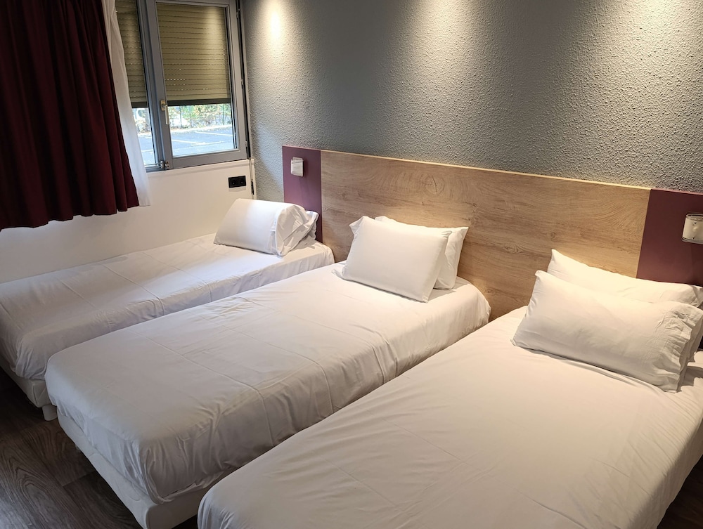 Room, 3 Twin Beds - Photo 2