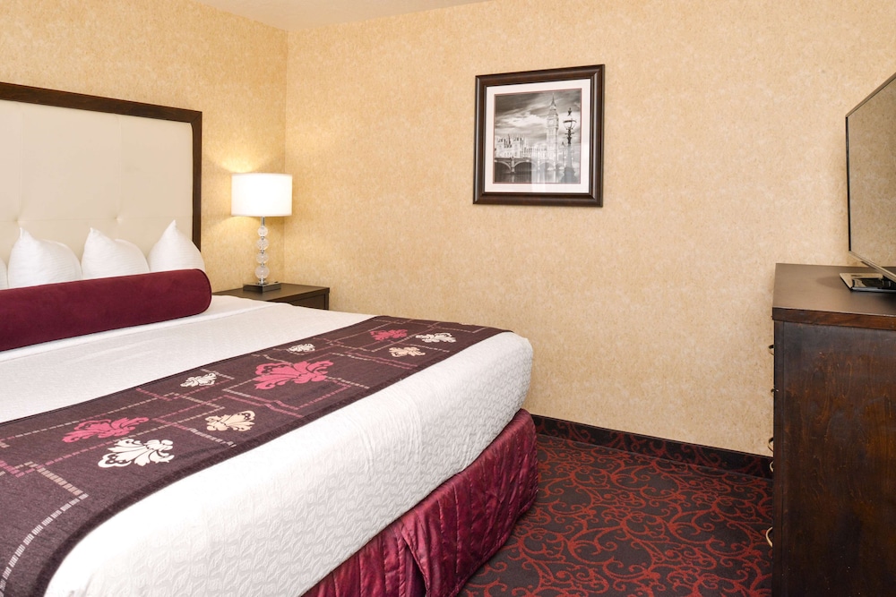 Suite, 1 King Bed, Non Smoking, Refrigerator & Microwave (Walk-in Shower) - Photo 2