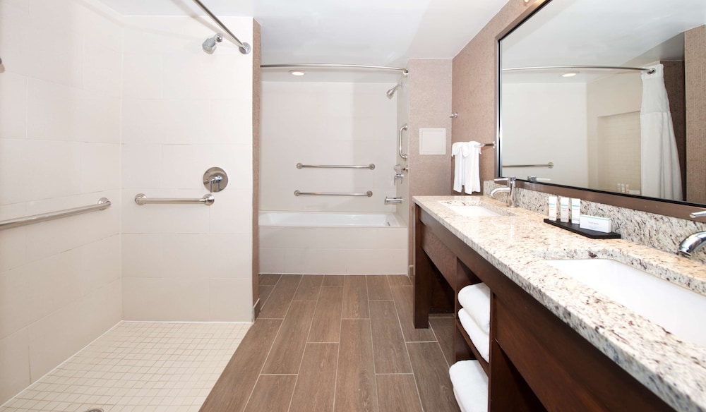 Room, 1 Double Bed, Accessible (Roll-In Shower) - Photo 3