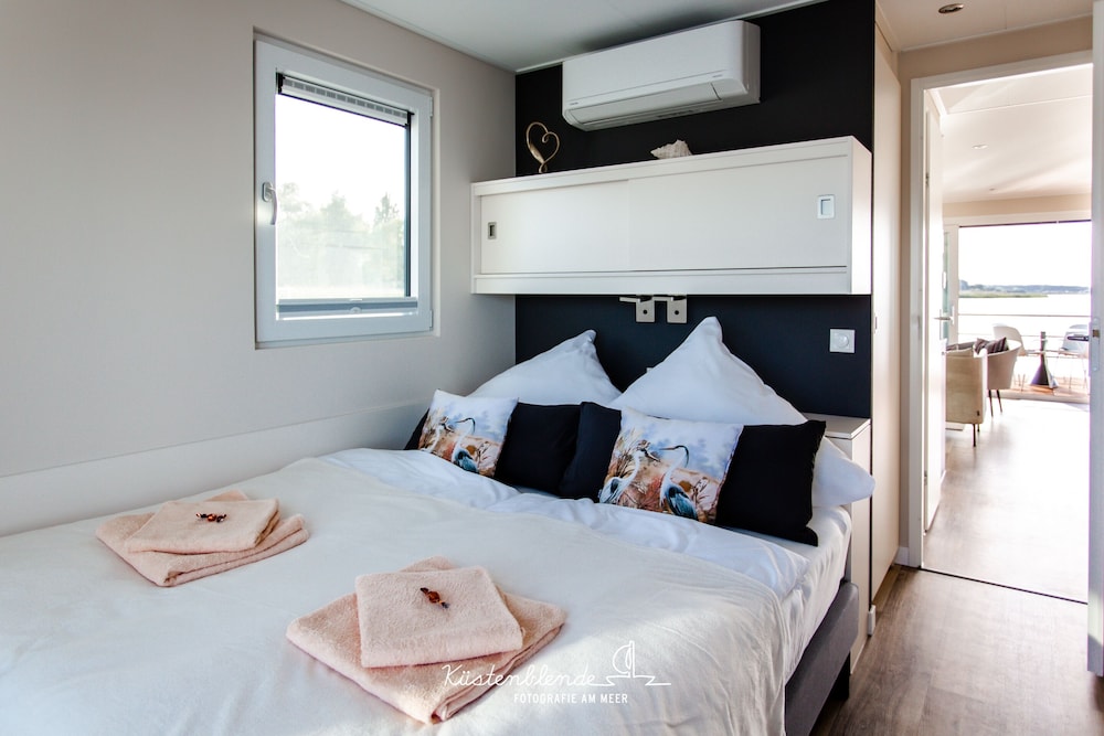 Houseboat #1 photo 1