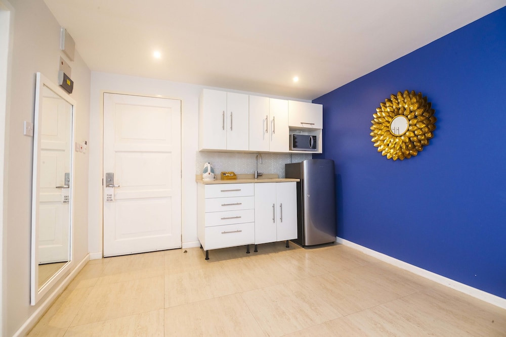Room, 1 King Bed, Kitchenette, Pool View photo 3