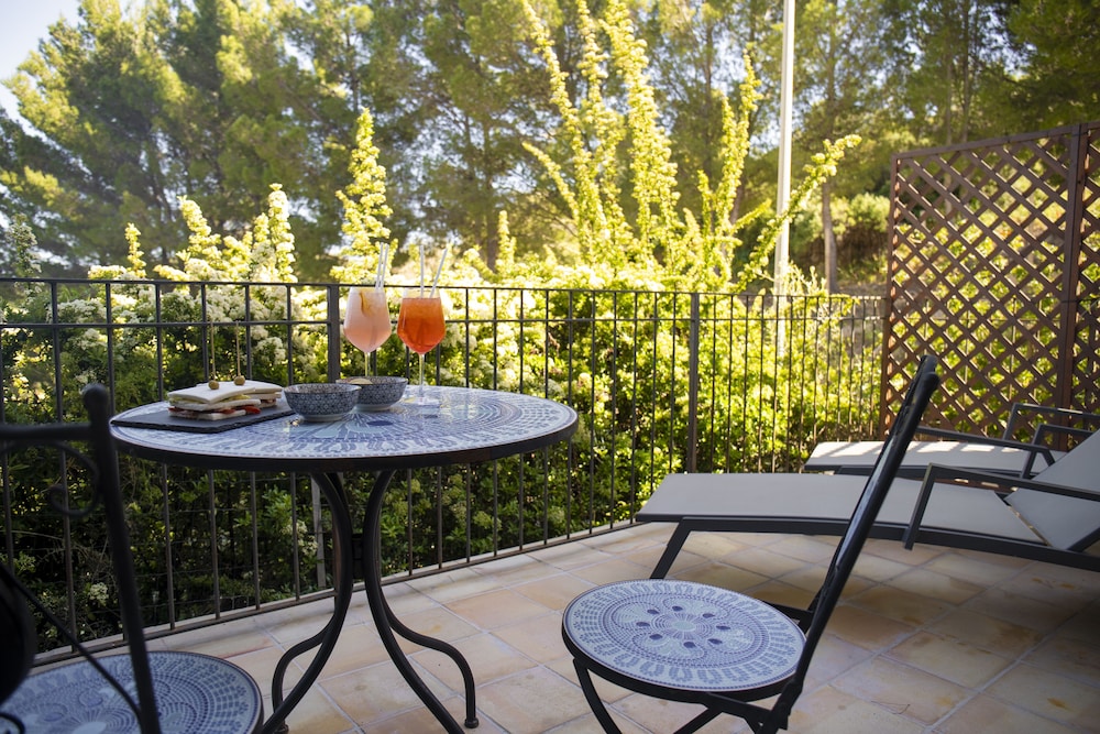 Deluxe Studio Suite, Hot Tub, Sea View - Photo 8