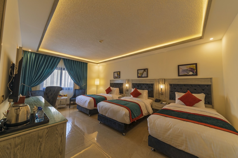 Superior Triple Room photo 2