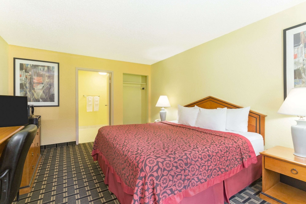 Studio Suite, 1 King Bed, Smoking - Photo 1