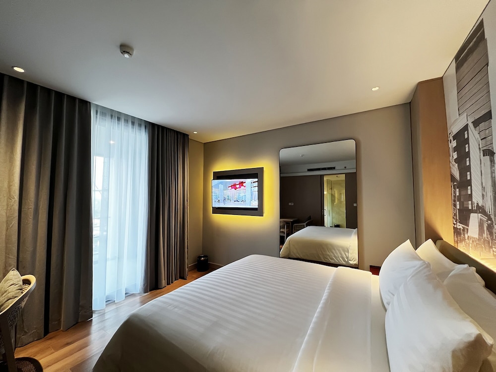 Grand Deluxe with Balcony - Photo 3