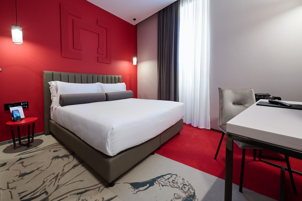 Deluxe Room thumbnail 5
