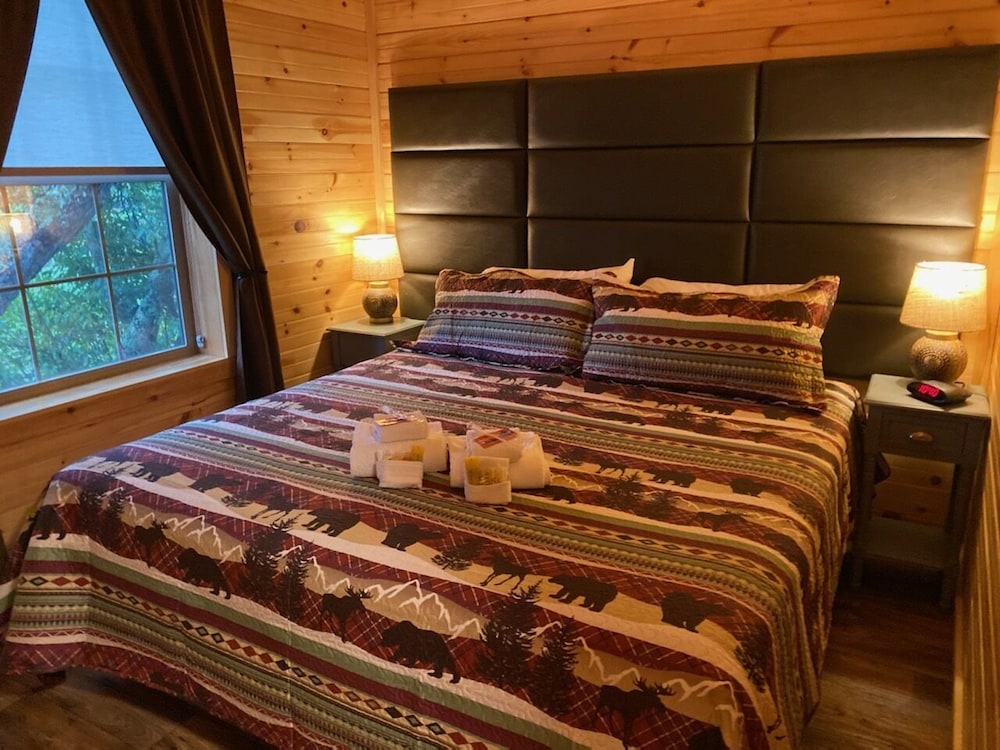 Rosewood Villa #16, Brand New 2 Bedroom Log Cabin photo 3