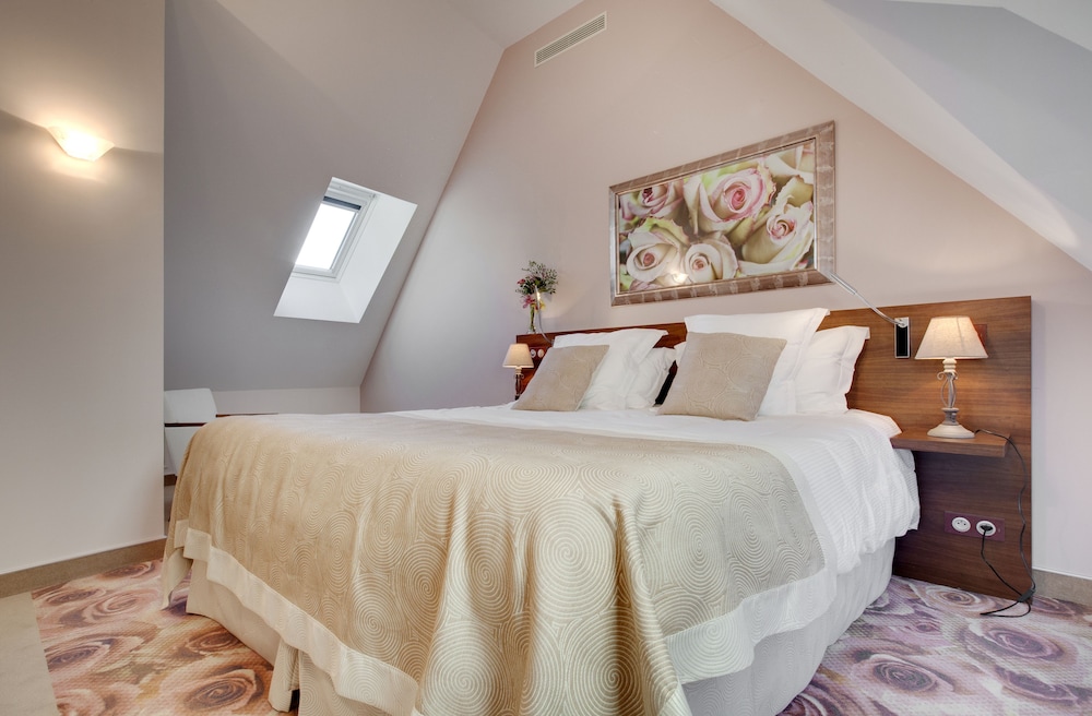 Suite - Photo 1