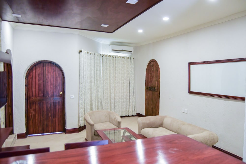 Executive Suite - Photo 9