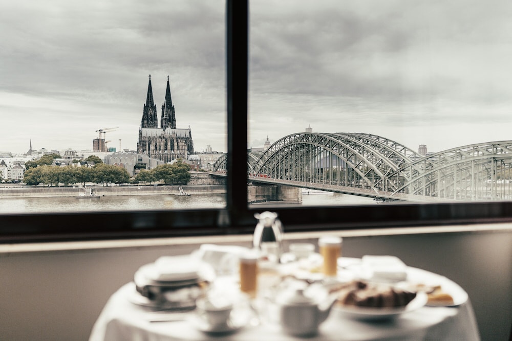 Room, 1 King Bed, River View thumbnail 5