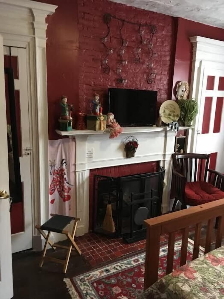 Red Room - Shared Bath photo 2