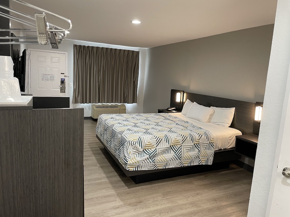 Deluxe Room, 1 King Bed, Smoking, Refrigerator & Microwave - Photo 8