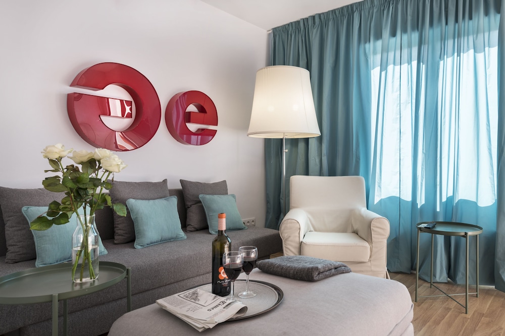 Deluxe Penthouse, 2 Bedrooms, Terrace, City View photo 2