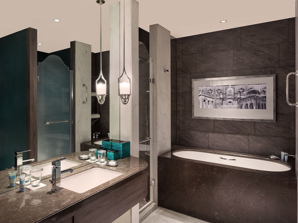 Luxury Suite, Club lounge access, Suite, 1 King Bed, Lake view photo 3