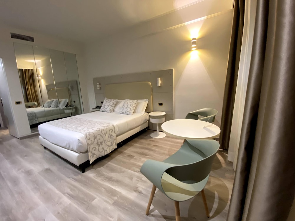 Deluxe Room, Hot Tub - Photo 8