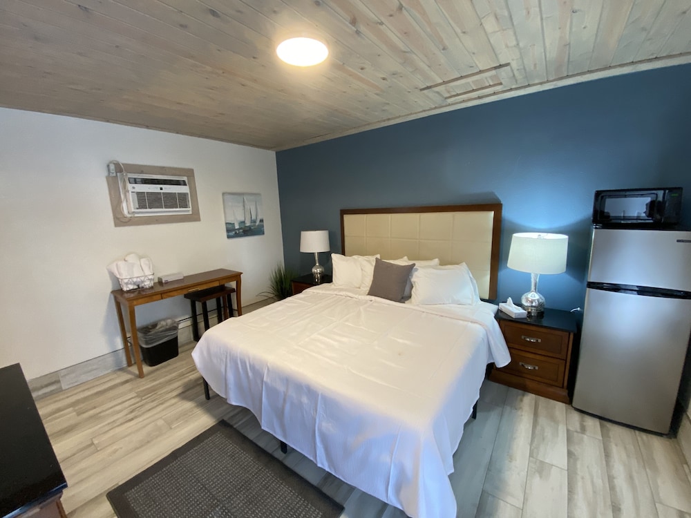 Standard Single Room, 1 King Bed, Non Smoking photo 1