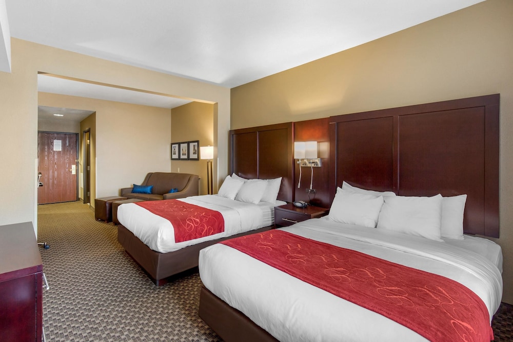 Suites 2 Queen Beds and Sofa Bed - Photo 3