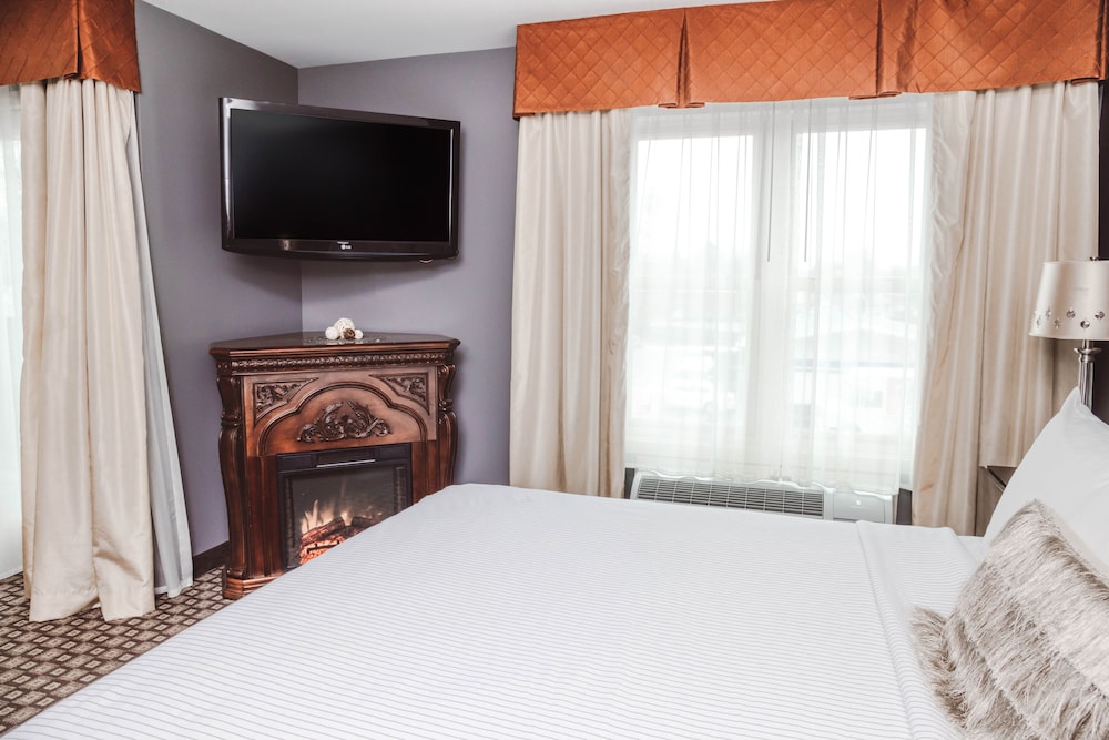 Room, 1 King Bed, Fireplace - Photo 1