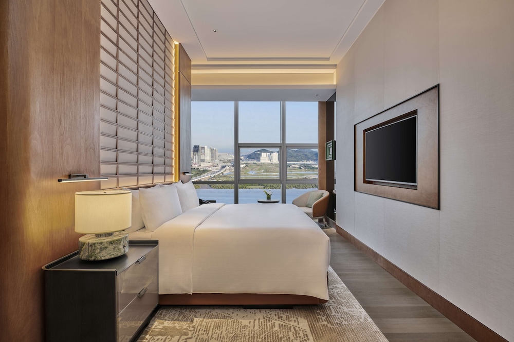 Premium Suite, 1 King Bed - Photo 2