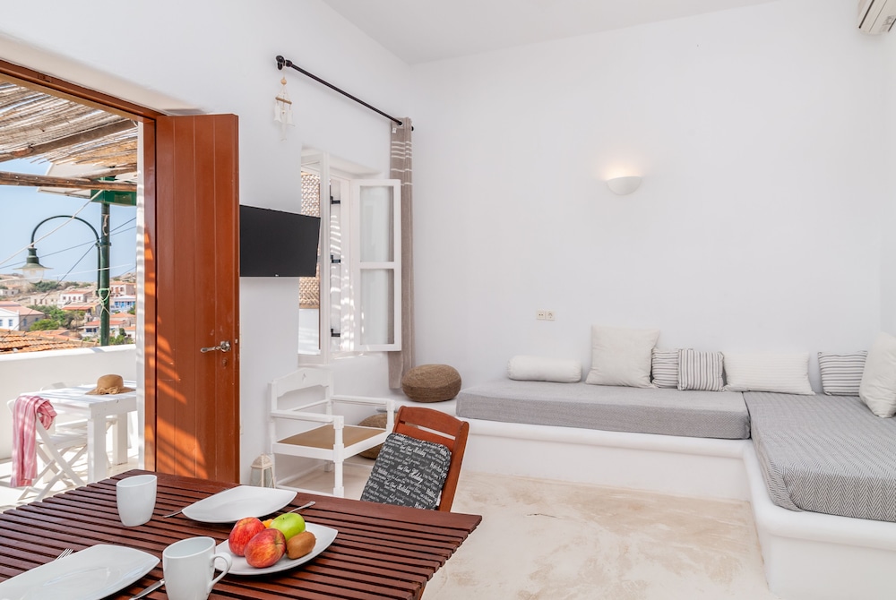 House (WHITE) photo 3