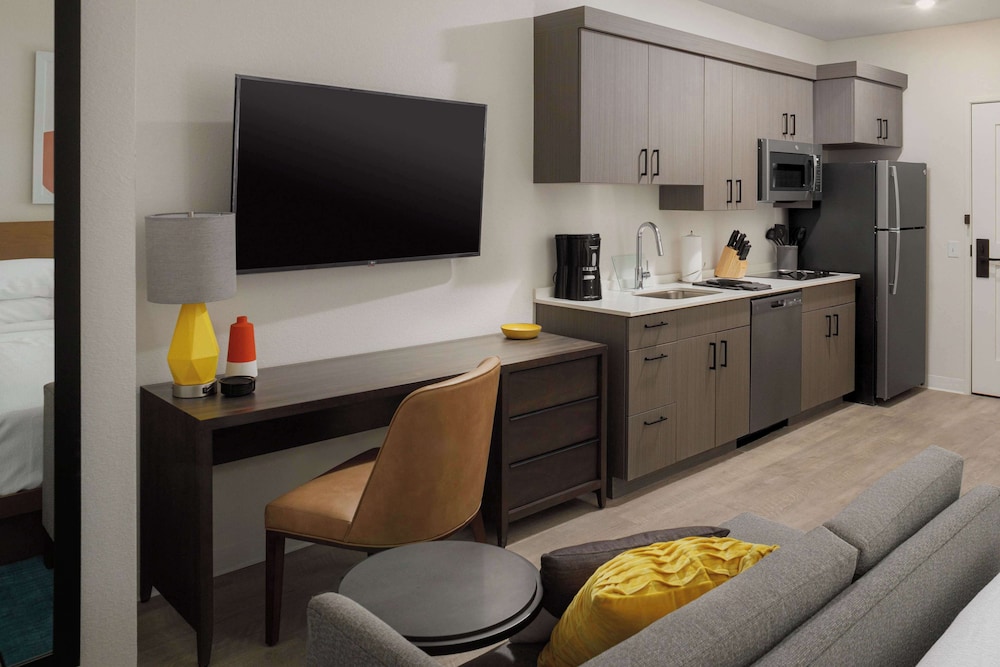 Studio Suite, 1 King Bed, Accessible, Bathtub photo 2