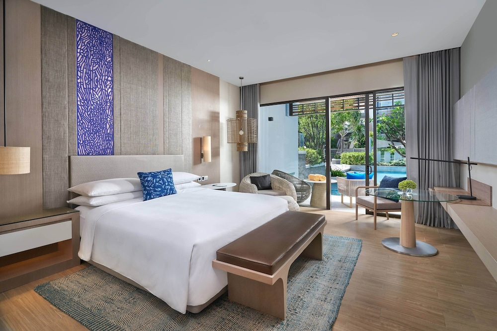Suite, 1 Bedroom, Balcony (View, Poolside)