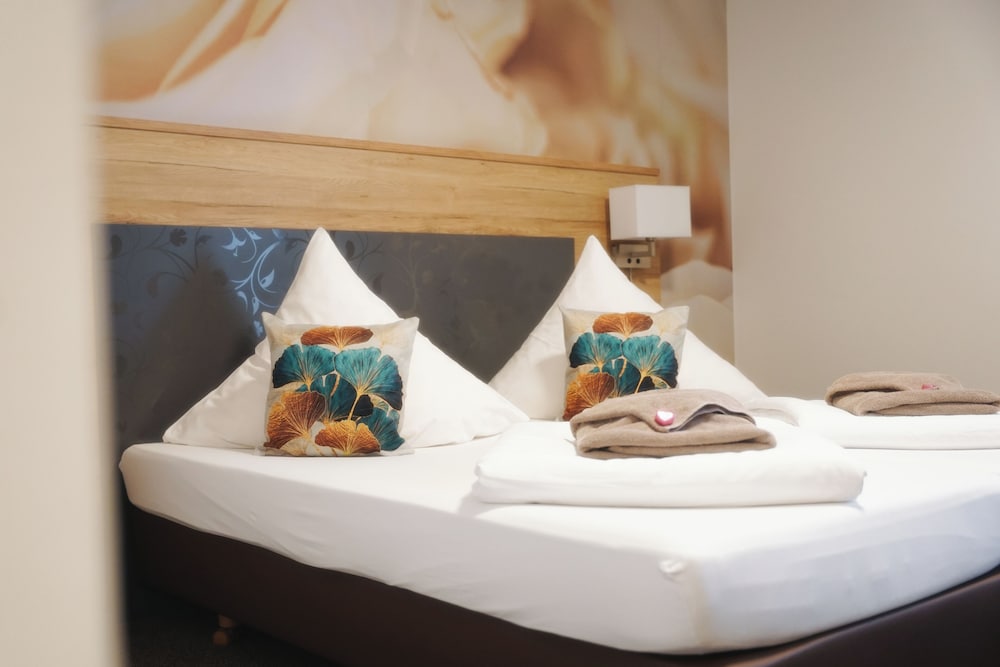 Comfort Double Or Twin Room, 1 Queen Bed, Non Smoking, City View photo 3